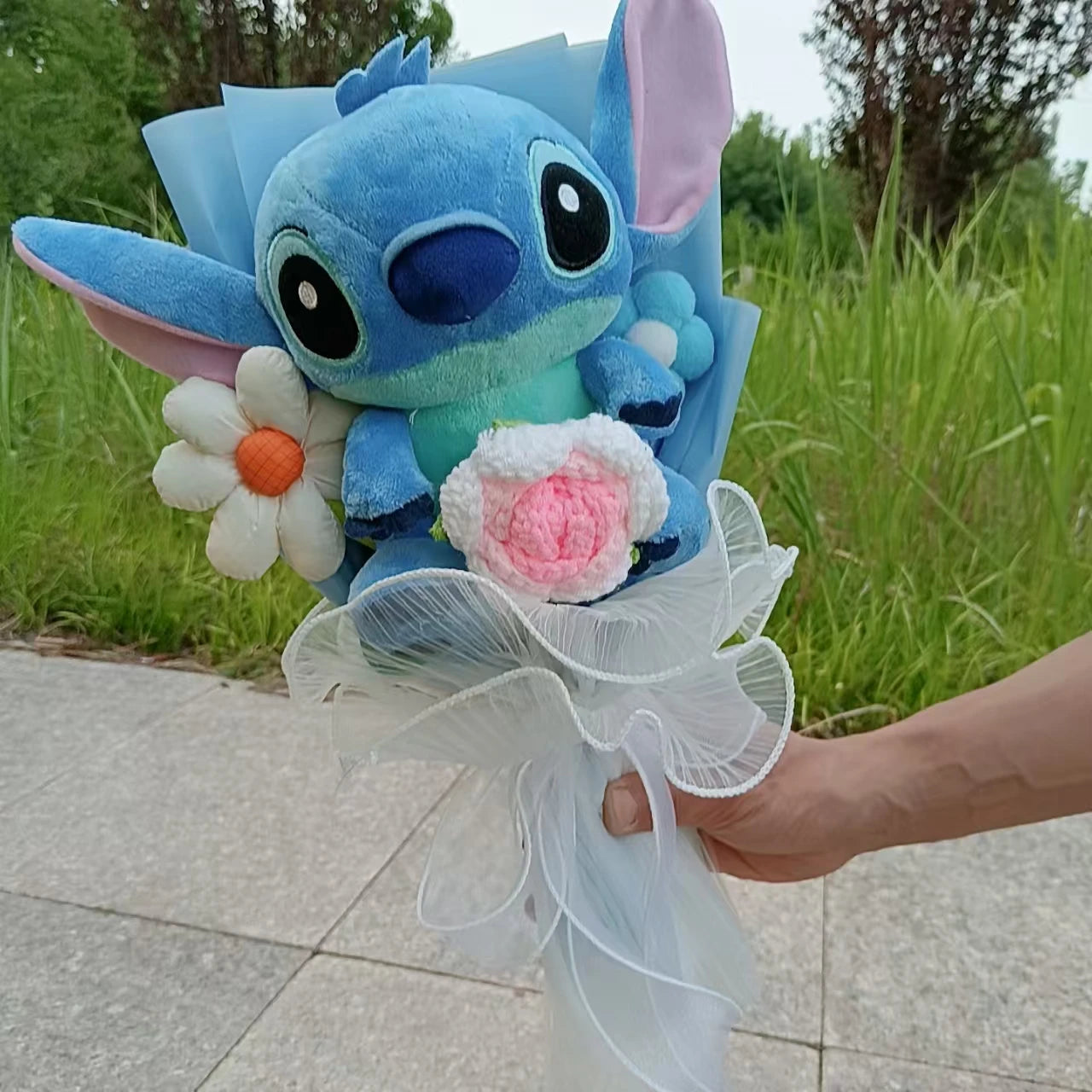 Stitch Edición Especial con ramo de Flores Eternas.